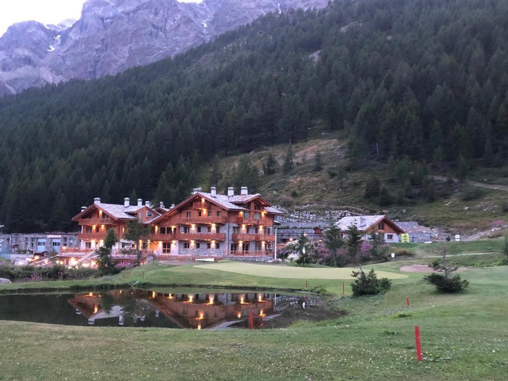 3 Chalets Aparthotel ブレウイル・チェルヴィナイア エクステリア 写真